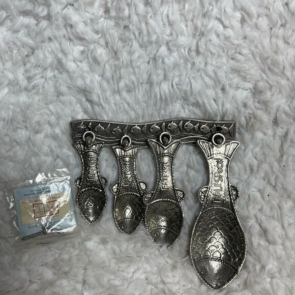 Vintage Tin Woodsman TWpewter set of four Fish measuring spoons with wall hanger - Picture 4 of 14
